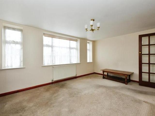 Apartment for sale in Romford, Gidea Park
