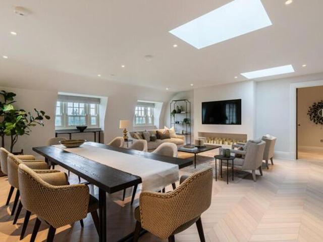 Apartment for sale in Row Town, Surrey