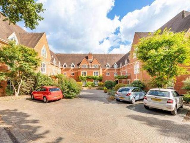 Apartment for sale in Kingston Upon Thames, Coombe