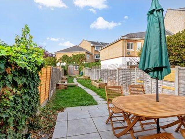 Apartment for sale in London Borough of Merton, Greater London