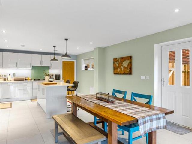 House for sale in Caterham Valley, Hillview