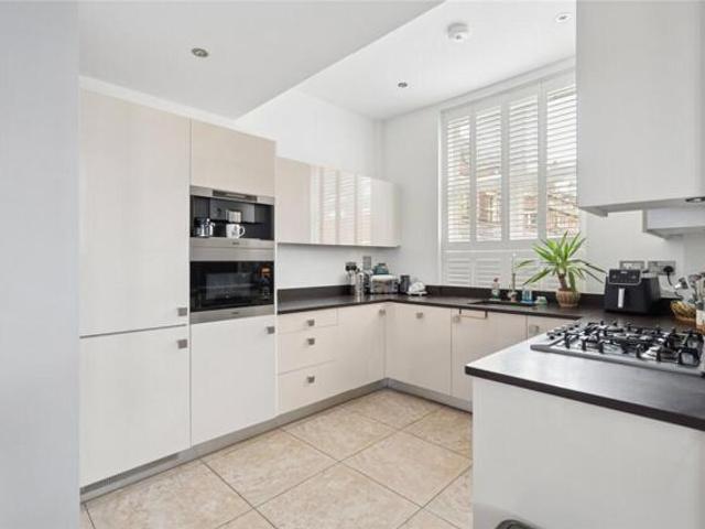 Room for sale in Connaught Park, Bushey