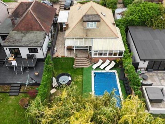 Bungalow for sale in Emerson Park, Greater London