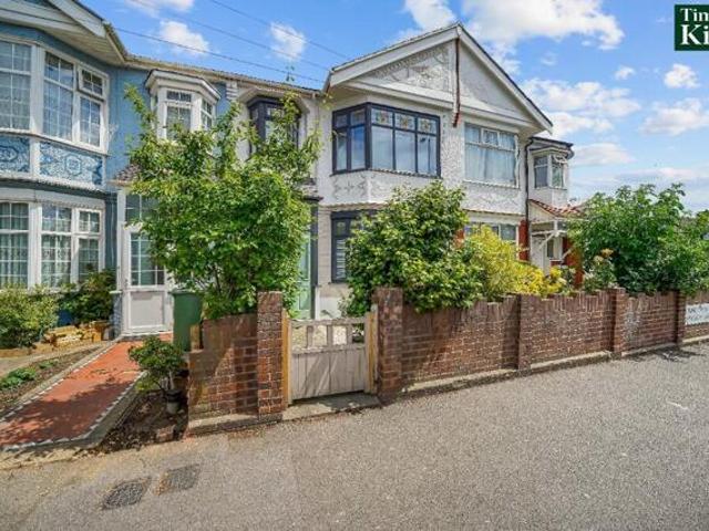 House for sale in Chingford, Highams Park