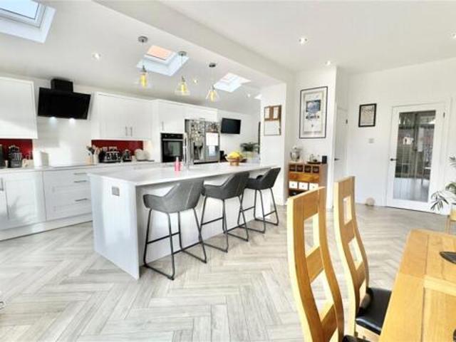 House for sale in Moreton