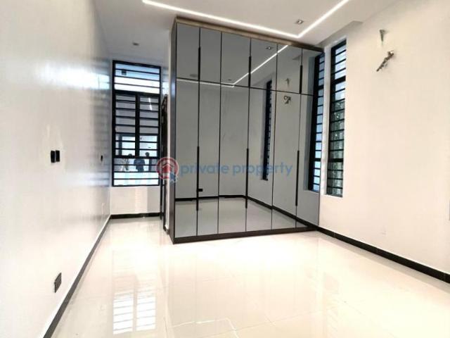 House for sale in Eti Osa, Lagos