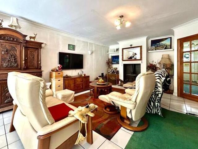 House for sale in Heol-las, Surrey