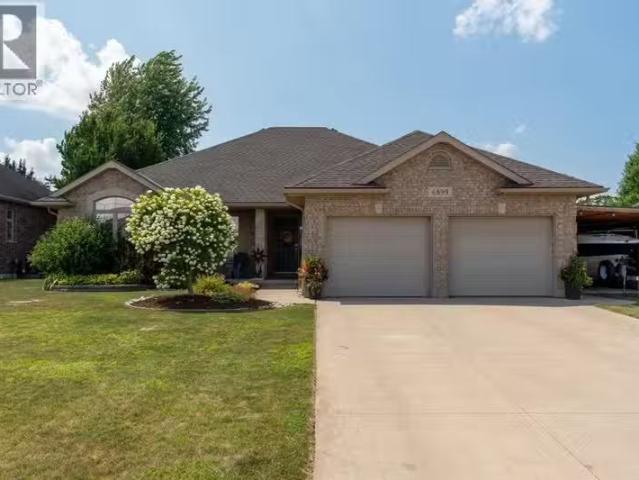 House for sale in Plympton–wyoming, Ontario