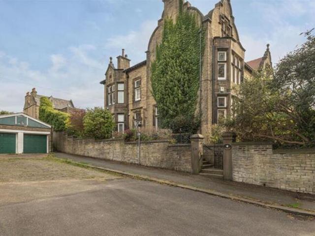 House for sale in Huddersfield, West Yorkshire