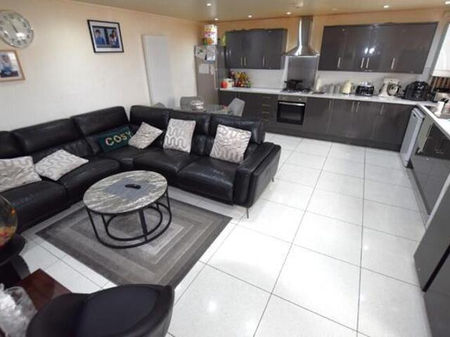 Apartment for sale in Dagenham, Seven Kings