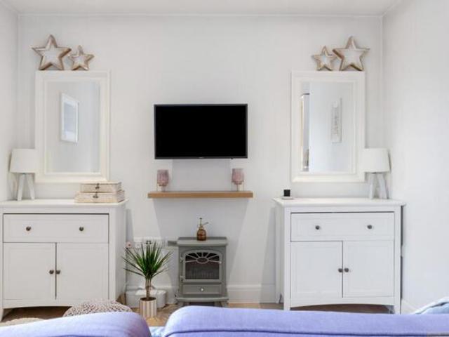 Apartment for sale in Esher, Surrey