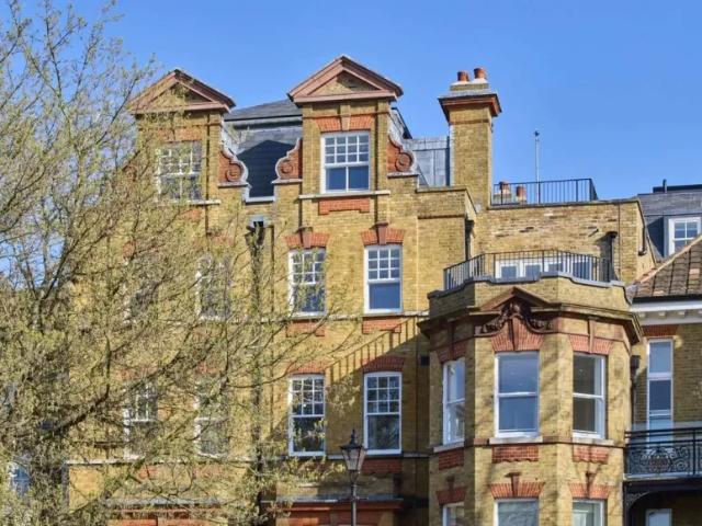 Apartment for sale in Kew, Greater London