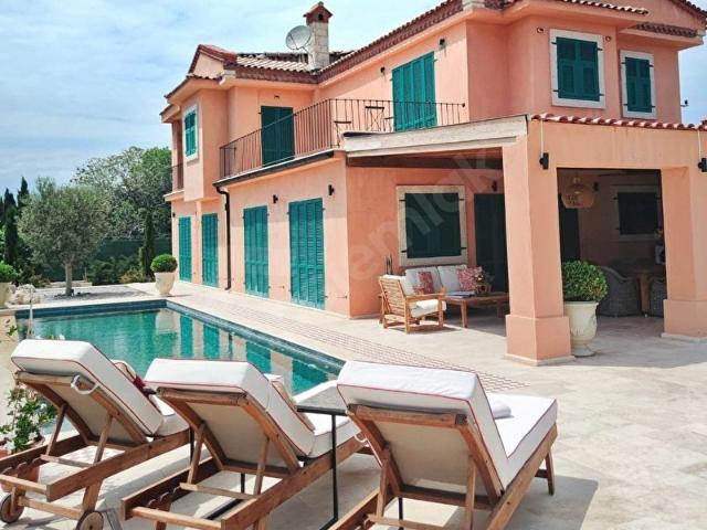 Çeşme, İzmir içerisinde satılık Villa