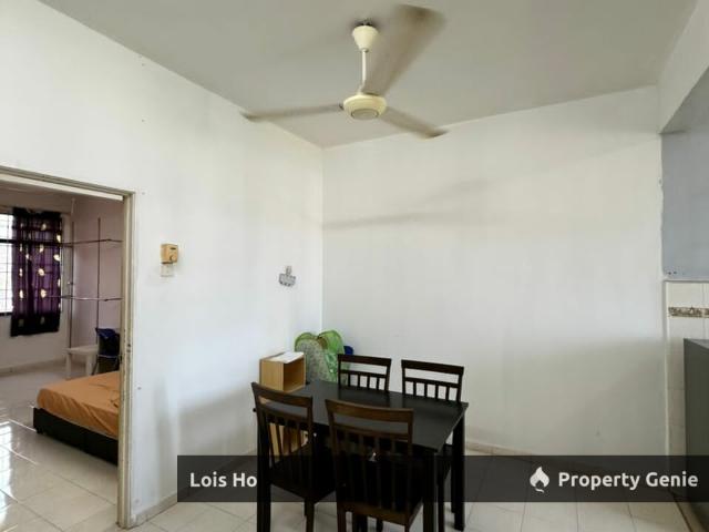 Flat for sale in Malaka