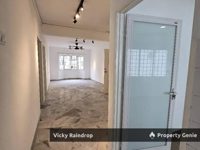Flat for sale in Malaka