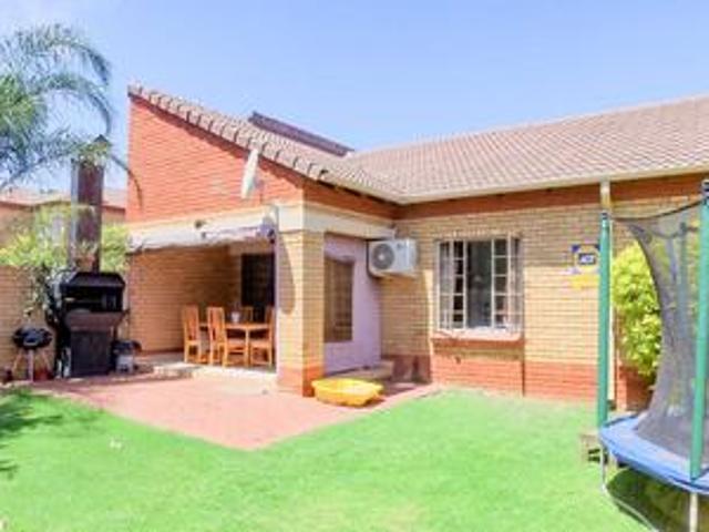 Townhouse for sale in Waterkloof, Gauteng