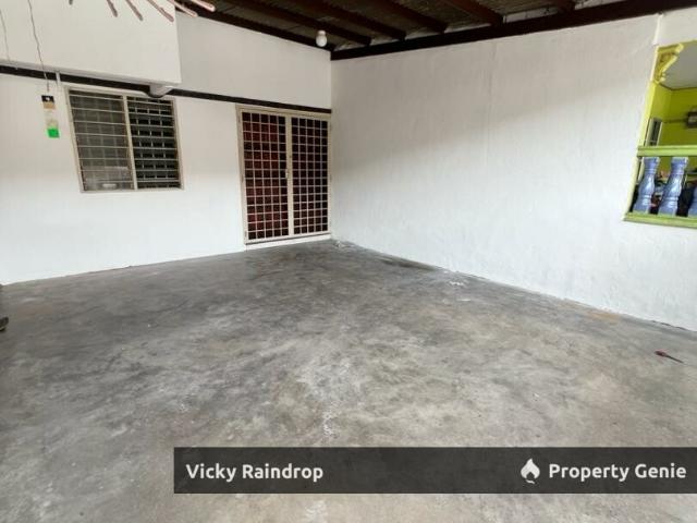 Terraced House for sale in Malaka