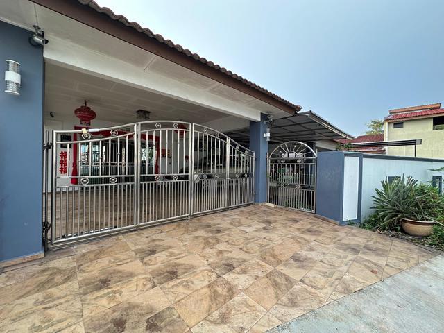 Terraced House for sale in Malaka