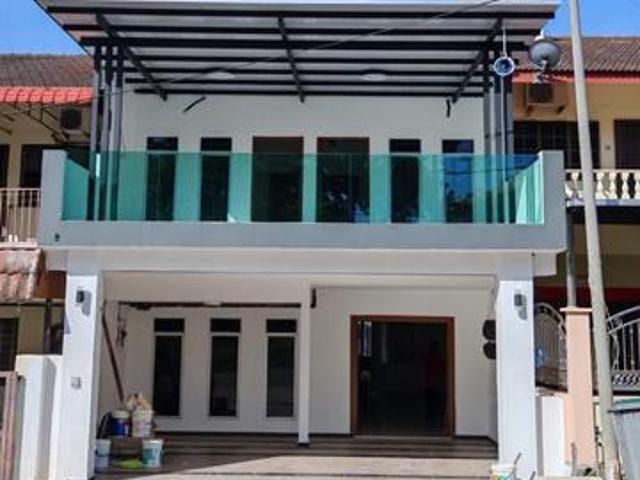 Terraced House for sale in Malaka