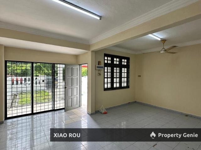 Terraced House for sale in Malaka