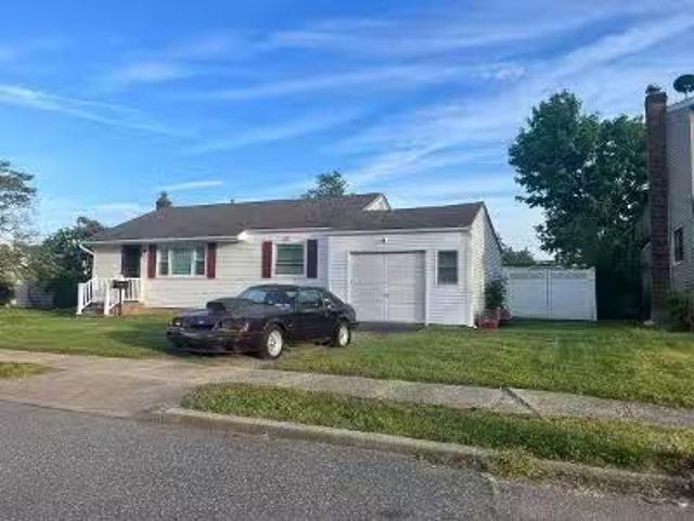 House for sale in Hicksville