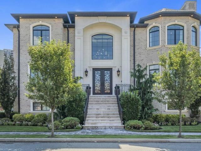 House for sale in Fort Lee, New Jersey