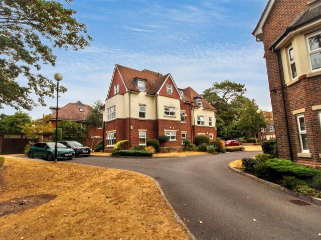 Apartment for rent in Branksome Chine, Branksome Park