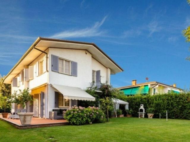 Villa Indipendente in affitto a Vittoria Apuana, Forte Dei Marmi