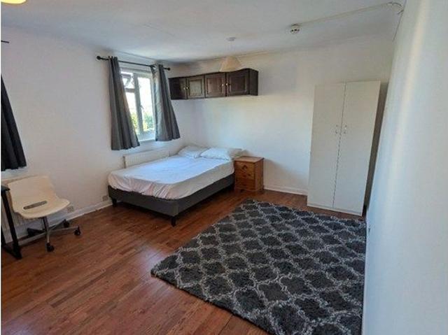 Room for rent in London Borough of Merton, Collier's Wood