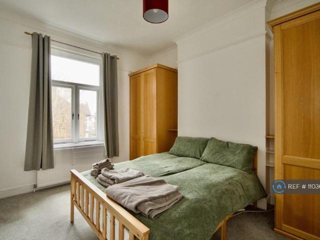 Apartment for rent in Colney Hatch, Greater London