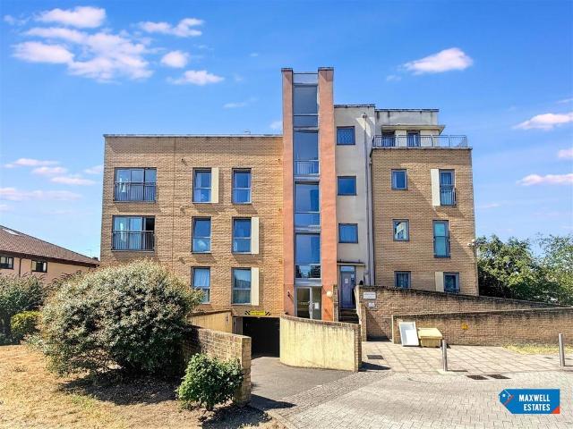 Apartment for rent in Burnt Oak, Greater London