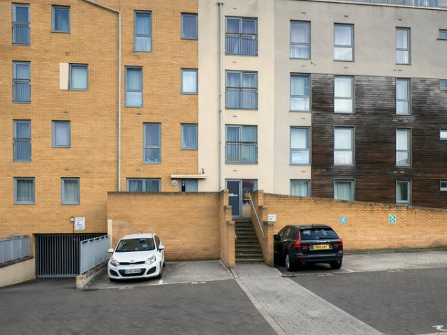 Apartment for rent in Burnt Oak, Greater London