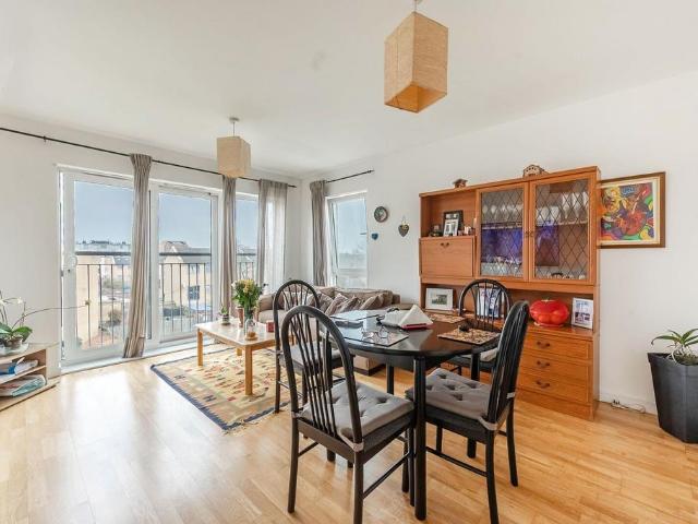Apartment for rent in Burnt Oak, Greater London