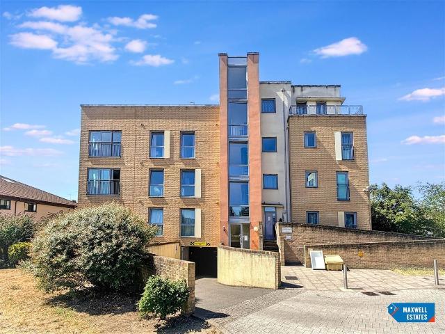 Apartment for rent in Burnt Oak, Greater London