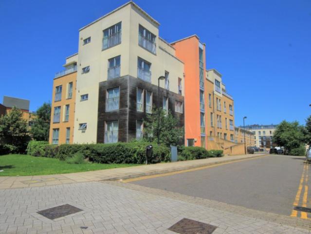 Apartment for rent in Burnt Oak, Greater London
