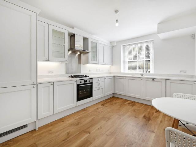 Studio for rent in Brompton, Greater London