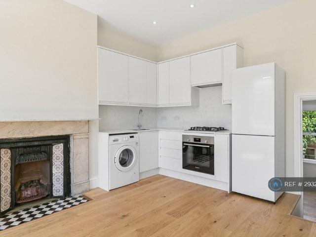 Apartment for rent in Furzedown, Greater London