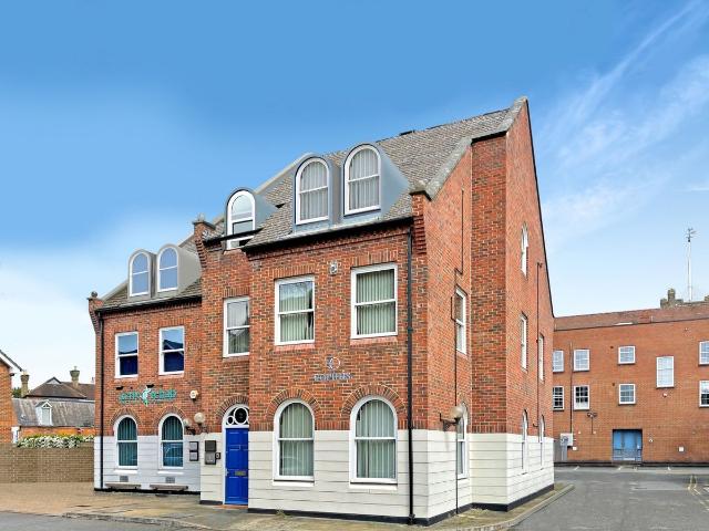 Apartment for rent in Row Town, Surrey