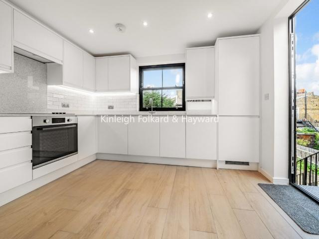 Apartment for rent in Summerstown, Greater London