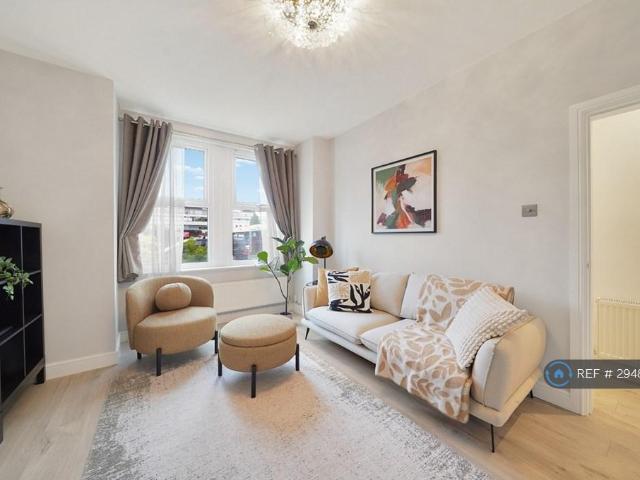 Apartment for rent in Summerstown, Greater London