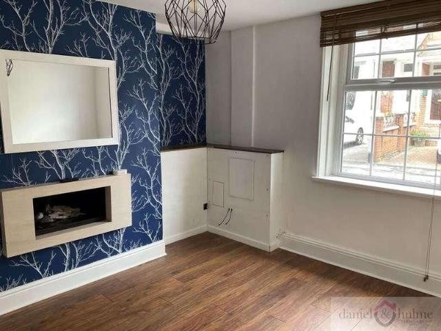 Townhouse for rent in Kingsley Moor, Staffordshire