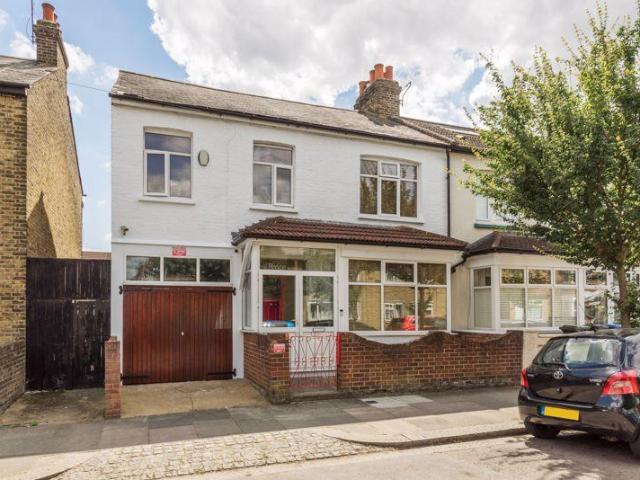 House for rent in Ponders End, Greater London
