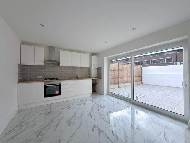 Apartment for rent in Summerstown, Greater London
