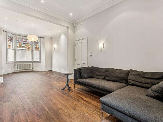 House for rent in Brondesbury, Greater London