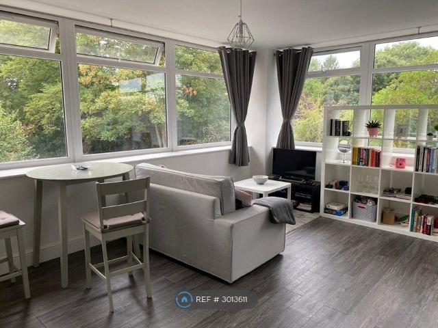 Apartment for rent in Row Town, Surrey