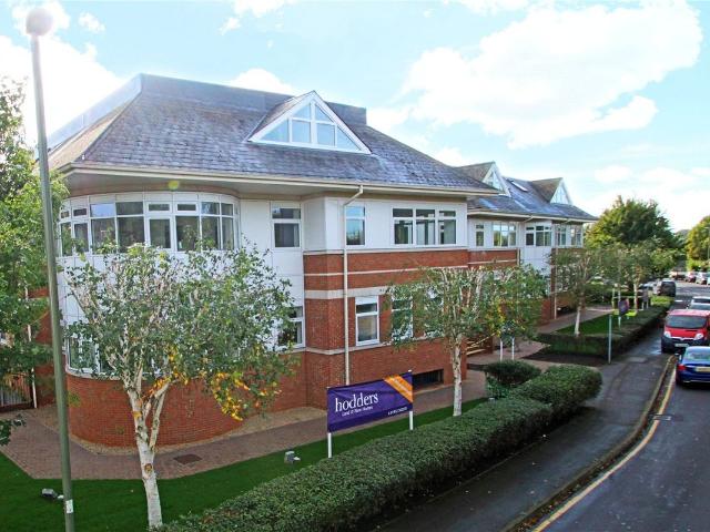 Apartment for rent in Row Town, Surrey