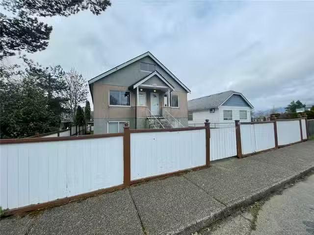 House for sale in Clayoquot, British Columbia