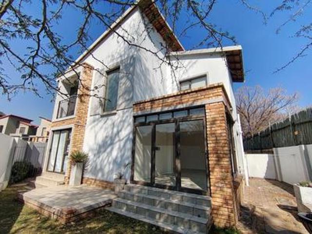 Townhouse for rent in Douglasdale, Randburg