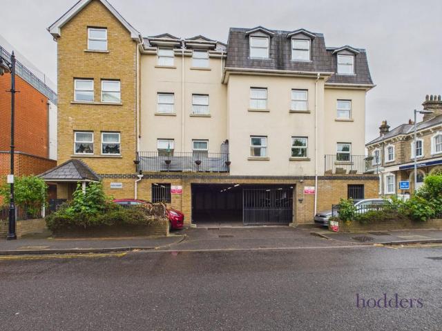 House for rent in Row Town, Surrey