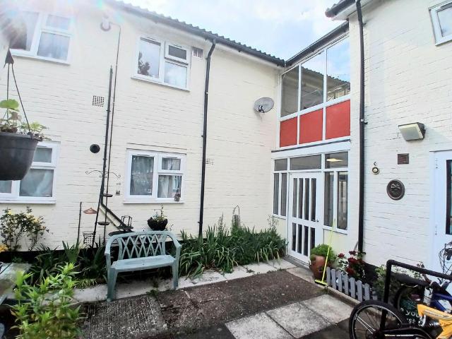 Apartment for rent in Poplars, Shephall